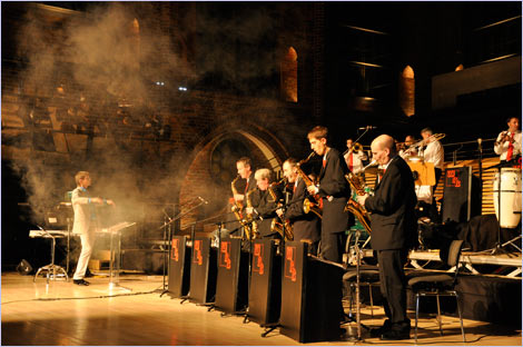 Die Westfalia Big Band bei ihrer Show in der Konzertkirche Neubrandenburg