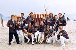 Souvenir <b>Ostsee-Tournee</b> - die Band am Strand auf Sand gebaut