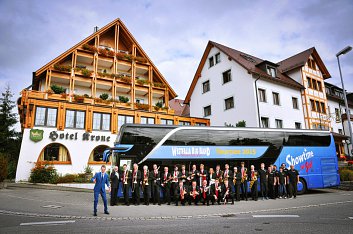 ALPENTOURNEE 2015: Westfalia Big Band posiert mit dem Tourbus vor dem Hotel
