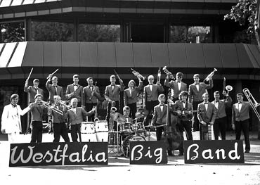 <i>Anfang der 80er-Jahre</i>: So präsentierte sich das Orchester damals vor der Stadthalle Gütersloh. Ganz in Weiß: Hans-Josef Piepenbrock.